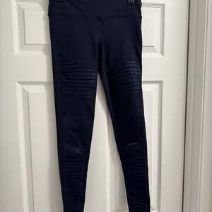Alo Yoga High-Waisted Moto Leggings in Navy small